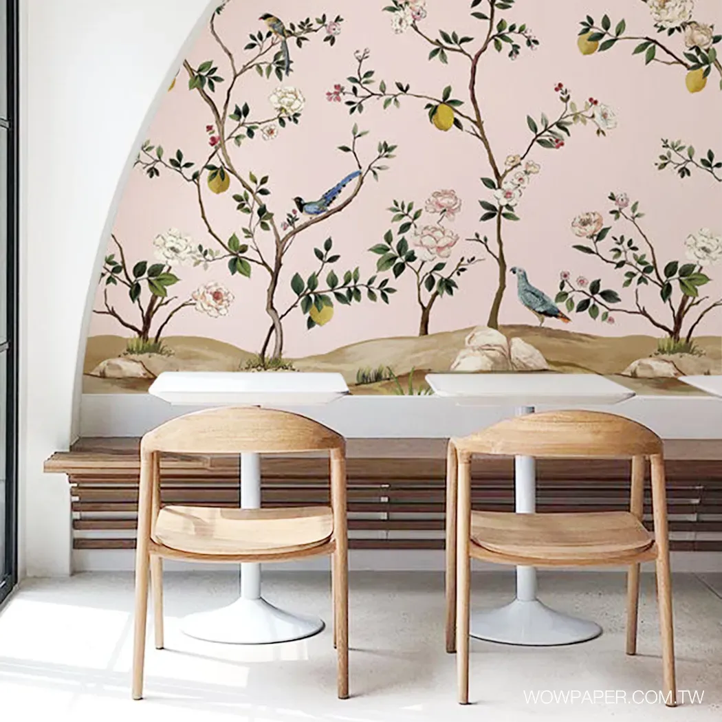 搭配杏粉色桃花林壁紙的現代家居空間