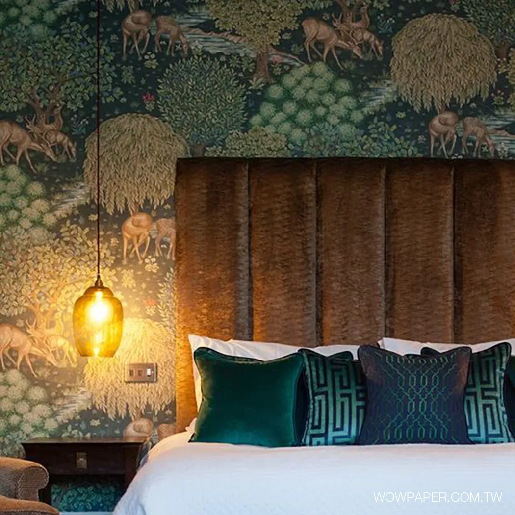 搭配小鹿溪林壁紙的華麗臥室設計
