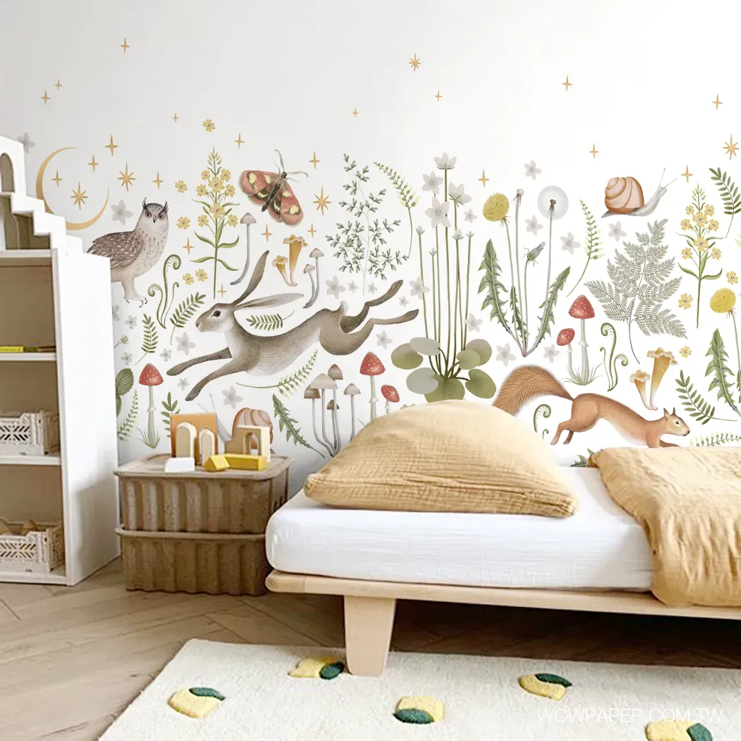 搭配手繪森林動物壁紙的兒童房設計