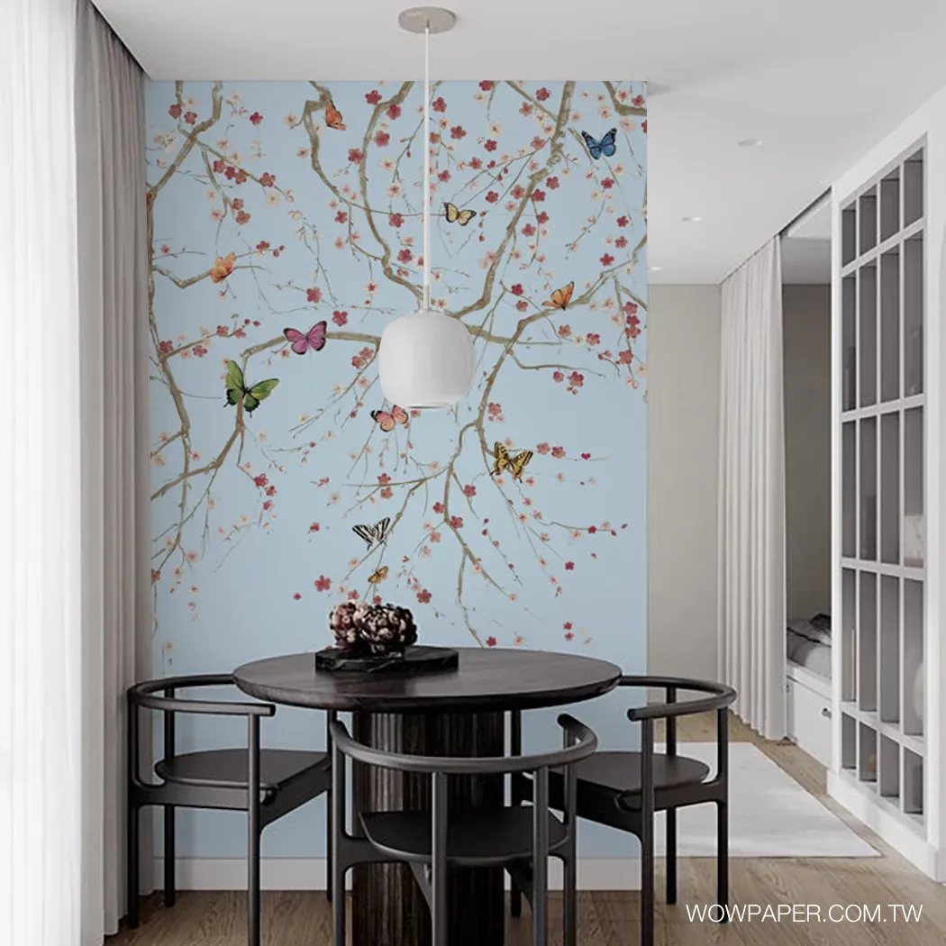 簡約的用餐區設計搭配典雅的梅花蝶林壁紙